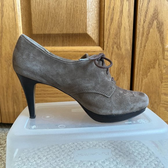 ADRIENNE VITTADINI - Pinehurst Lace-Up Bootie -- Excellent Condition - Picture 10 of 11